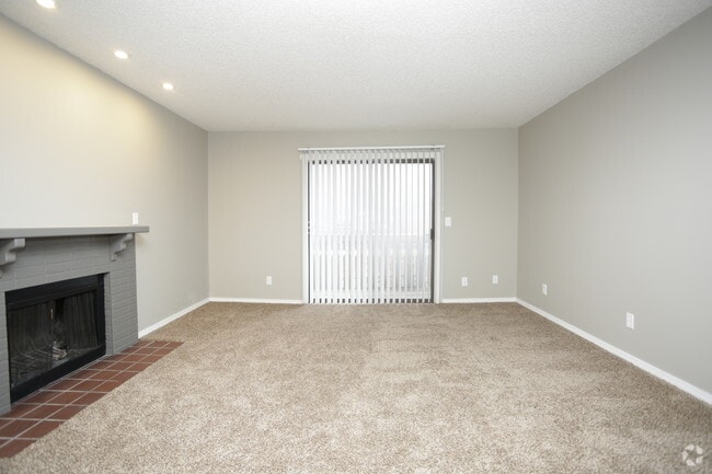 1BR, 1BA - 690 SF