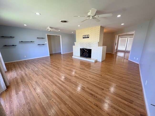 Photo - 901 Fair Oaks Ln