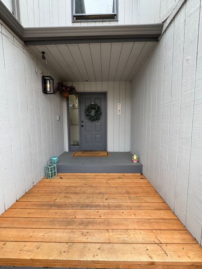 Building Photo - Southside townhouse with 2 car garage