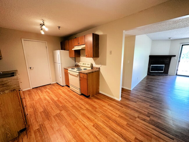 Photo - 1360 Brook St Unit L