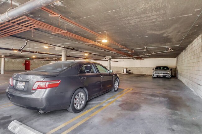 Estacionamiento cubierto - Central Inglewood Life – Gated Living Near SoFi & Transit