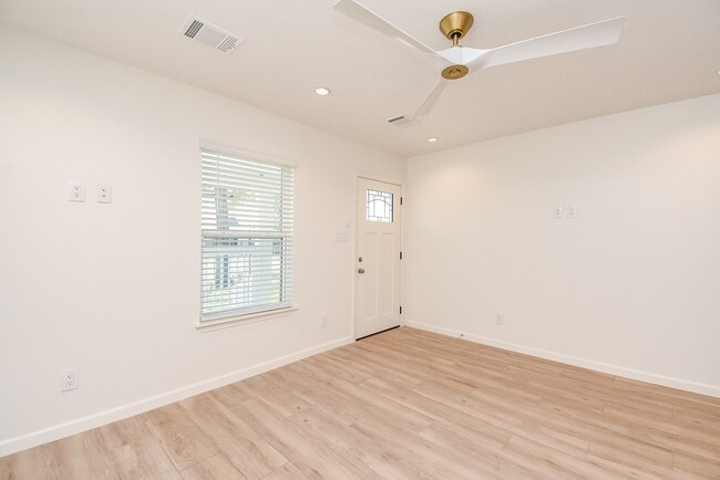Building Photo - 2509 Terry St Unit B