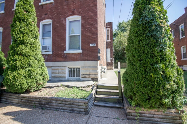 Building Photo - 1930 Winnebago St Unit 1932 A