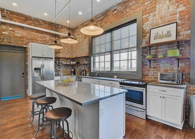 Building Photo - 740 E North St