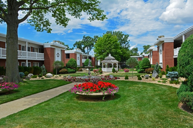 Photo - Brook Forest Apartments