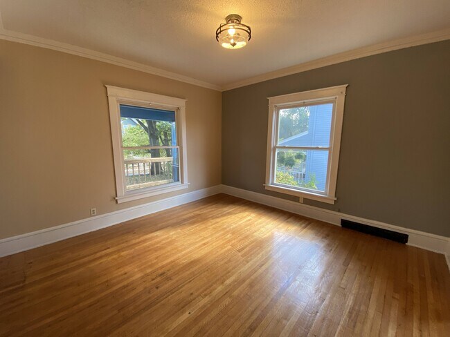 Photo - 1622 E 8th St