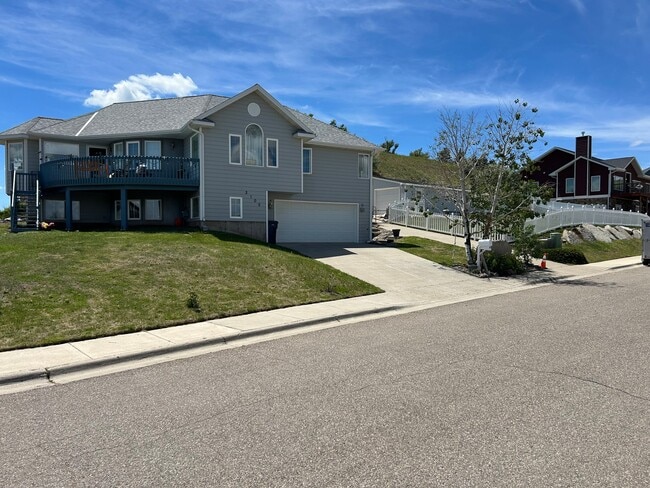 Photo - 2100 Poplar Dr