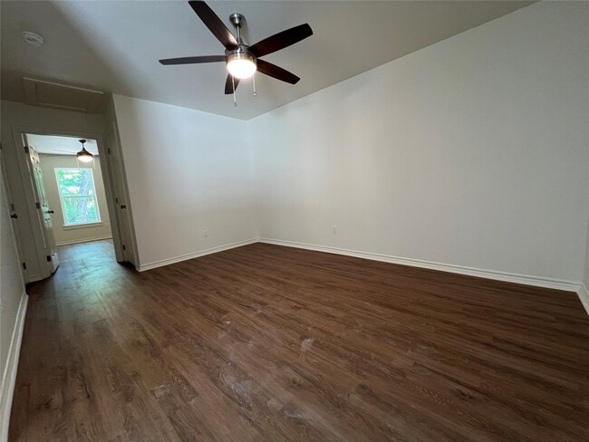 Building Photo - 1231 Sycamore Ave Unit D