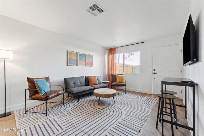 2739 E Tamarisk Ave Unidad 3