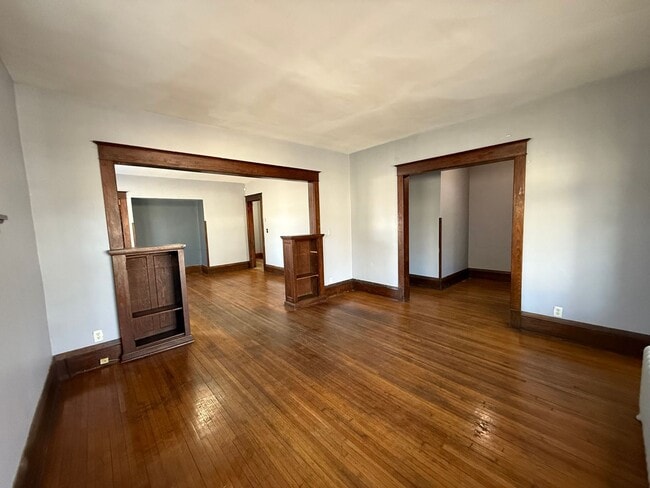 Photo - 950 Arkwright St N