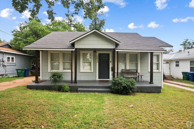 Building Photo - 3 Bedroom and 2 Bathroom located in Highla... Rental