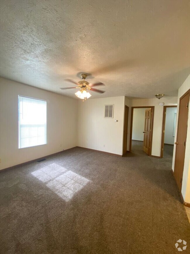 Building Photo - 2 Bedroom Apartment by the Maple Avenue Na...