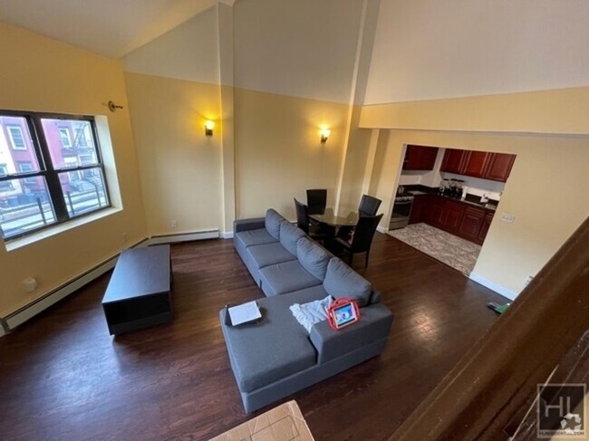 Building Photo - NEWLY RENOVATED LARGE  DUPLEX  3 BEDROOMS ... Unit 3 Rental