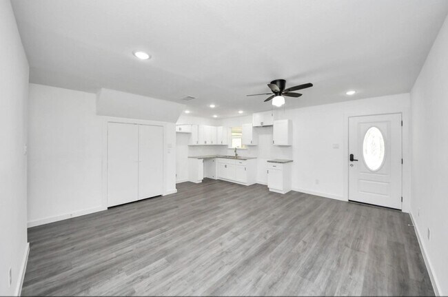 Photo - 2322 Wavell St