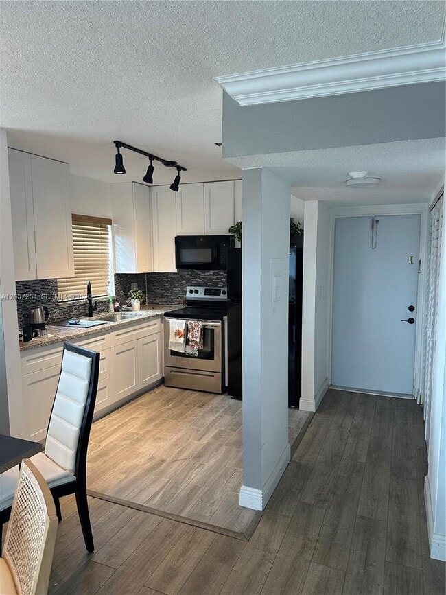 Building Photo - 3048 Sunrise Lakes Dr E Unit 421