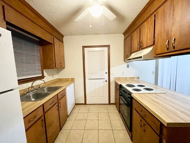 Photo - 407 Harleston Rd