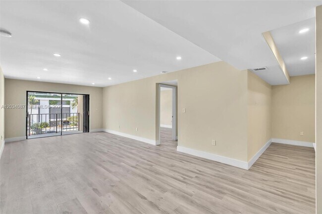 9124 Collins Ave Unit 304