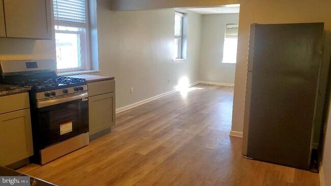 Building Photo - 29 E Hinckley Ave