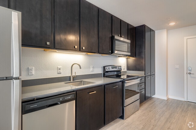 Studio, 1BA - 557SF