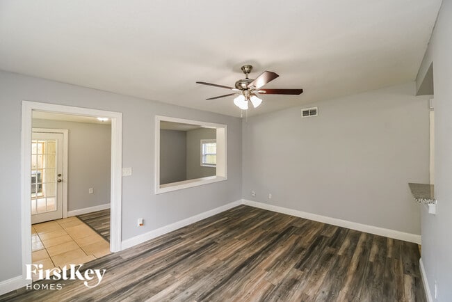 Photo - 1056 Busac Ave