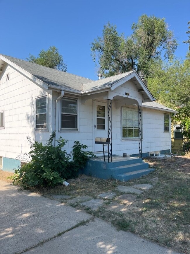Building Photo - STUDENTS WELCOME! Single Family Home Across the Street From City Park!