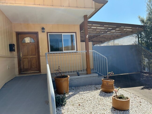 Building Photo - 6104 Bernhard Ave Unit Upper