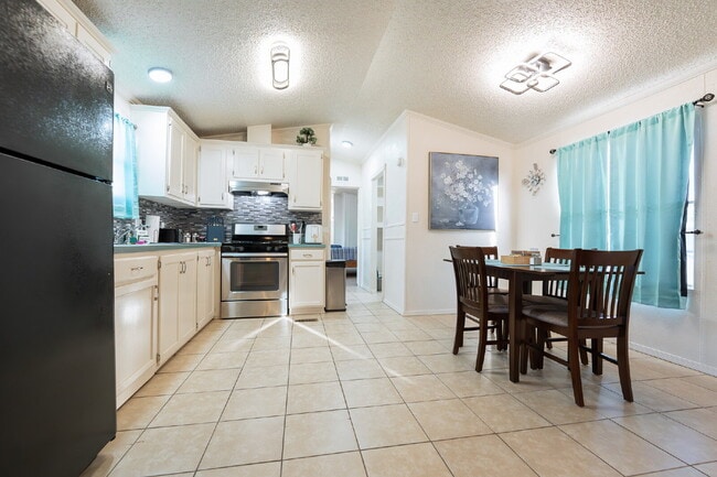 Photo - Fully Furnished 2-Bedroom Home with A Movi... Unidad 6