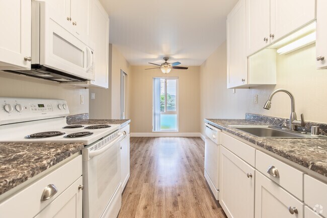 2BR, 1BA - Pinot Galley Kitchen
