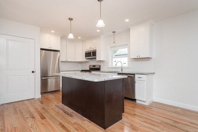 Building Photo - 15 Cotting St Unit 1