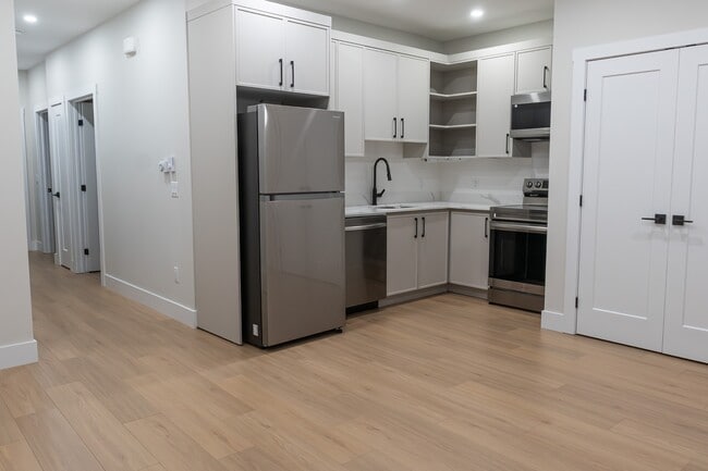 Photo - 171 Colonial Cres