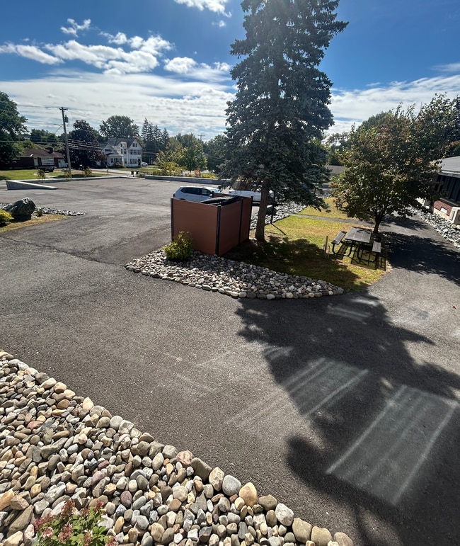 Photo - 64 Sand Creek Rd Unidad main building