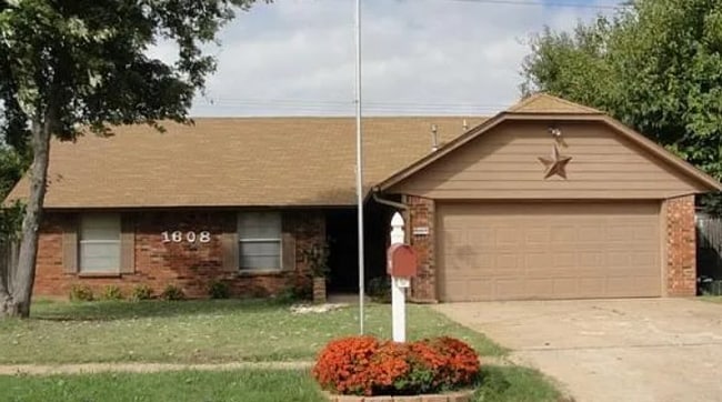 Photo - 1608 Oakcliff Rd House