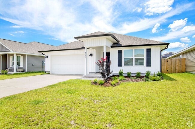 Building Photo - Beautiful new home with convenient access
