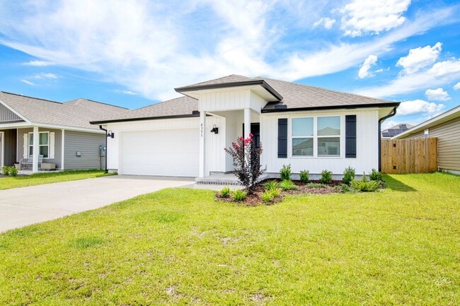 Building Photo - Beautiful new home with convenient access