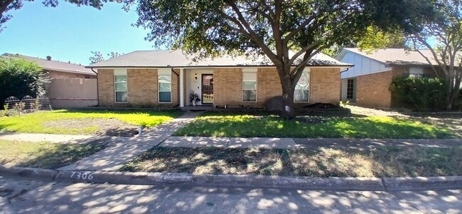 Building Photo - Move-In Ready Dallas Gem — 4 Bedrooms, 2 L...