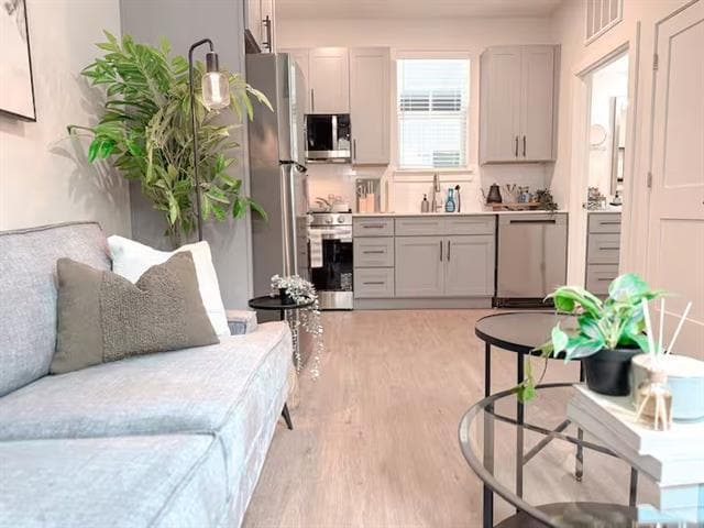 Building Photo - 5317 Reiger Ave Unit 104