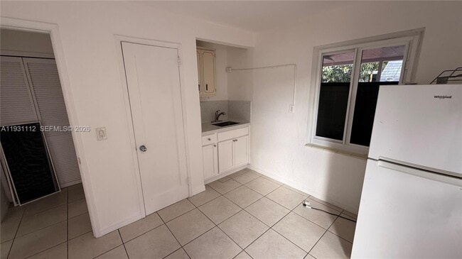 Photo - 317 W 36th St Unidad 2