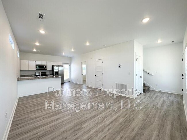 Photo - 1070 Boardwalk Ave