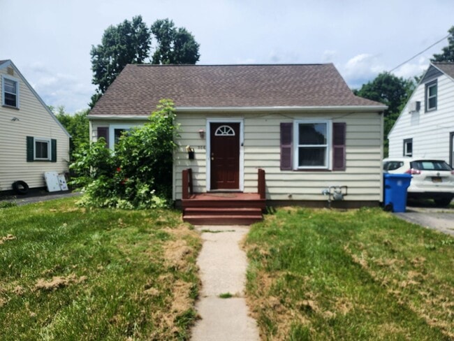 Building Photo - Three bedroom Single Family Home!