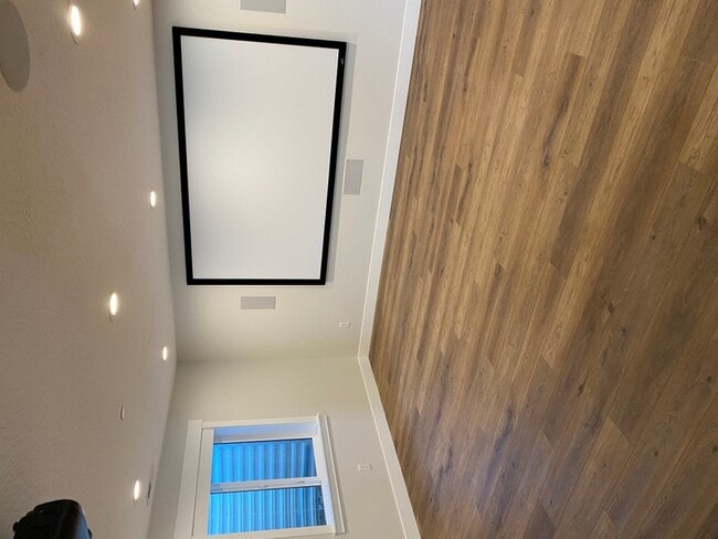 Photo - 909 Burke Ln