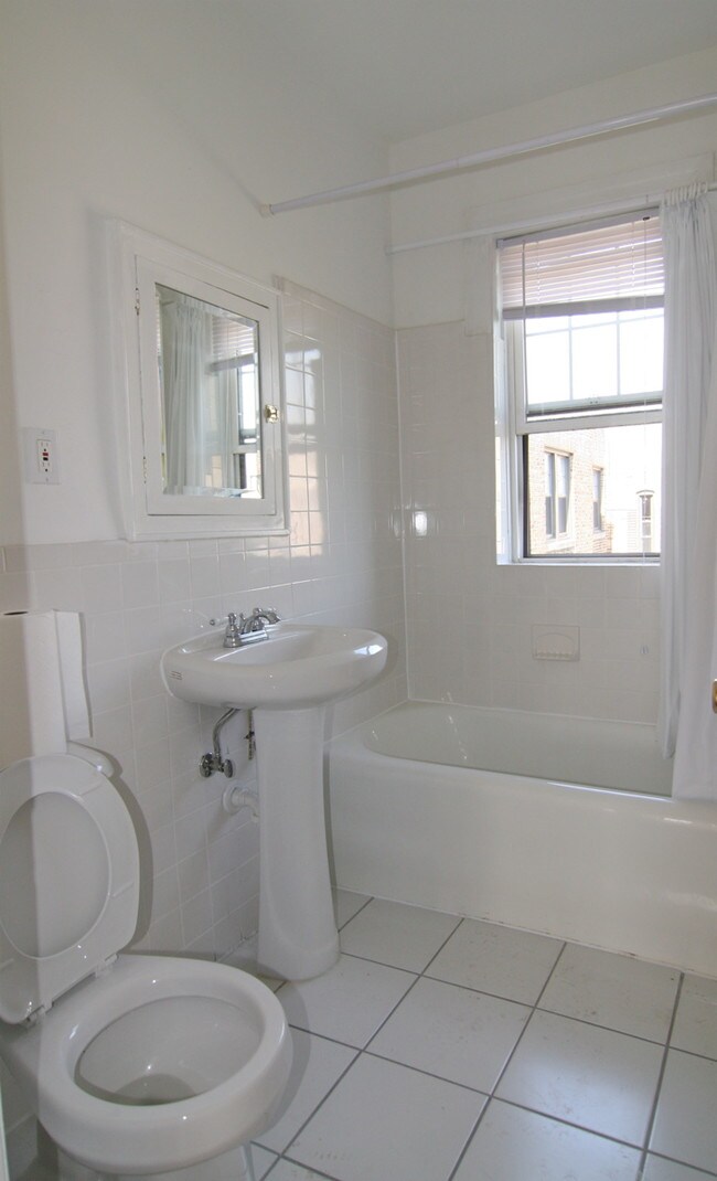 7334-40 Forsyth Blvd. 1 Bed Bathroom - 7334-40 Forsyth Blvd.