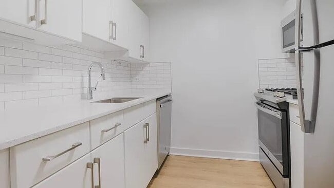 Building Photo - 400 W 37th St Rental