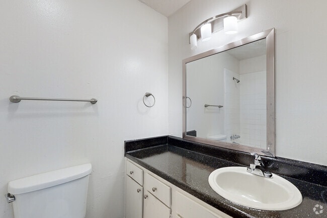 2BD 2BA 922SF
