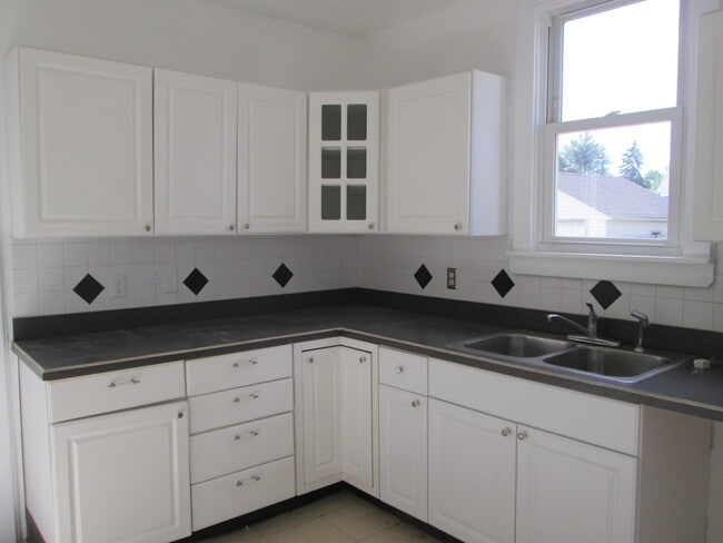 Building Photo - 410 E Kline St