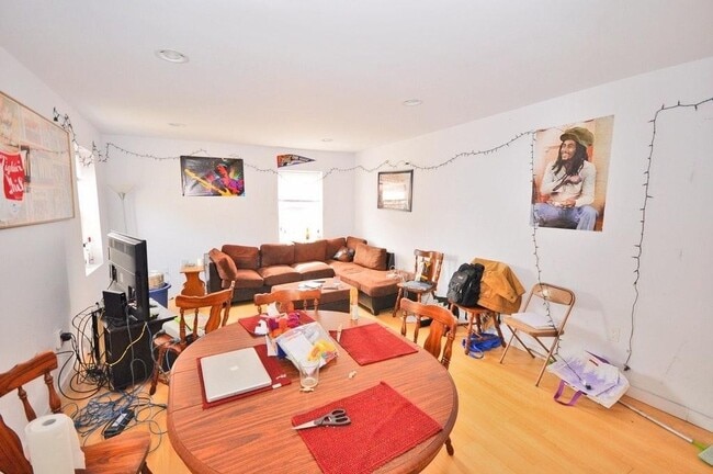Building Photo - Three Bedroom and One bathroom apartment Unit 2F