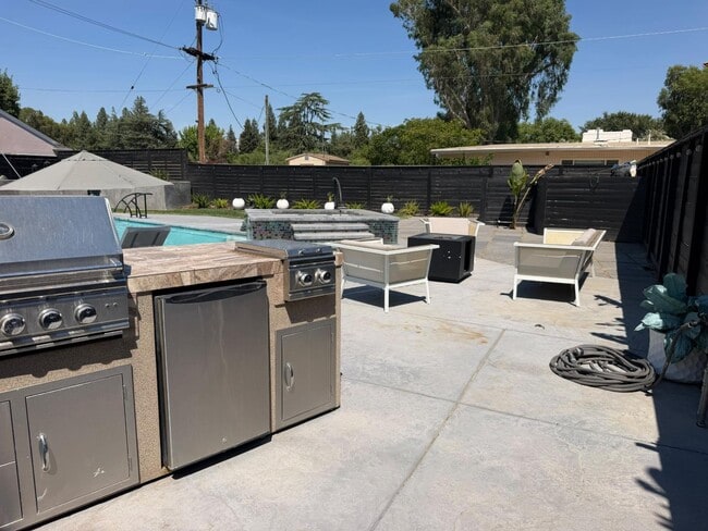 2430 W San Jose Ave