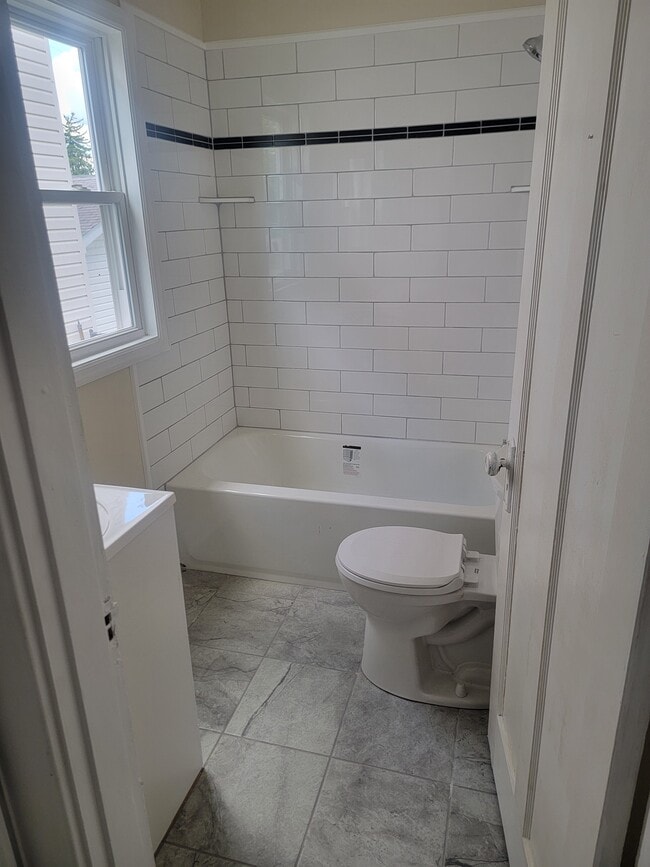 Building Photo - 4832 Poplar St Unit 1
