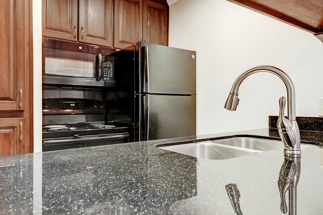 Building Photo - 611 Hawthorne St Unit 1 Rental