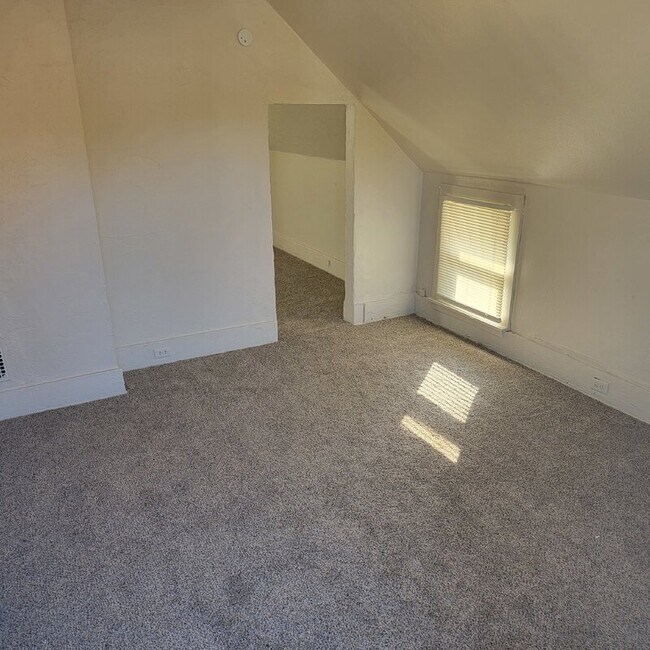 Photo - 2220 E Walnut St Unit Apt 3