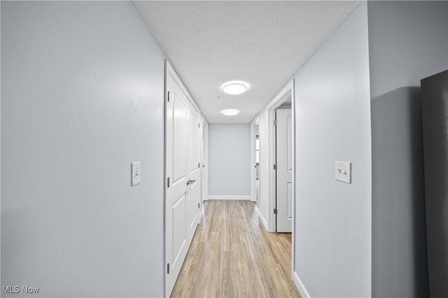 Building Photo - 1765 Merriman Rd Unit 100